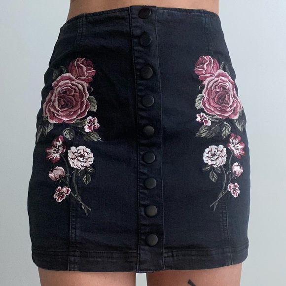 Pacsun x kendall + kylie black denim miniskirt with floral embroidery, size S - Picture 2 of 6